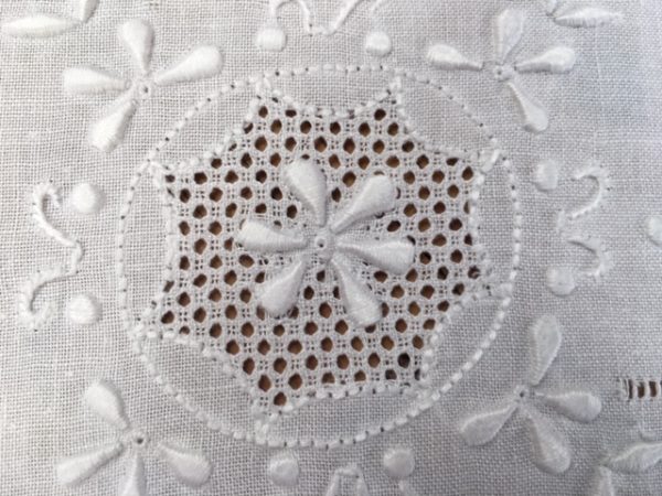 Tischdecke mit Stickerei | 1179 – Bild 3