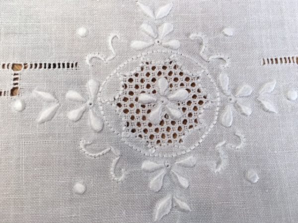 Tischdecke mit Stickerei | 1179 – Bild 4