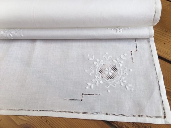Tischdecke mit Stickerei | 1179