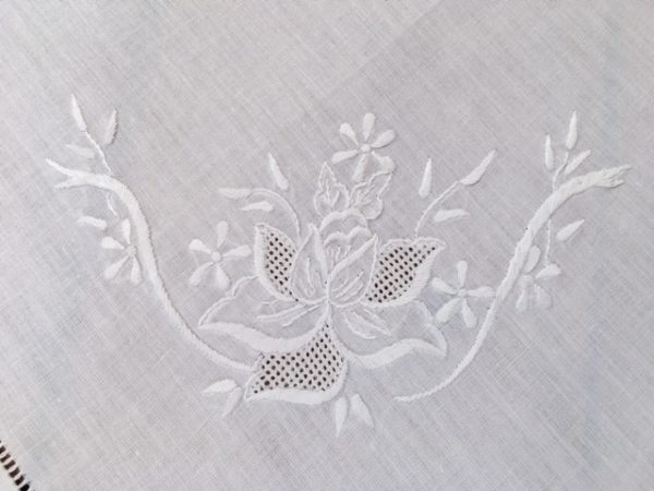 Tischdecke mit Stickerei | 1180