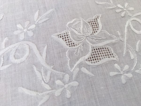 Tischdecke mit Stickerei | 1180 – Bild 3